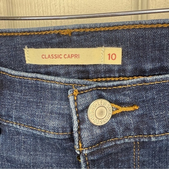 Levi's Women's Dark Indigo Classic Capri Jeans Size 10 30W GUC - Picture 2 of 6